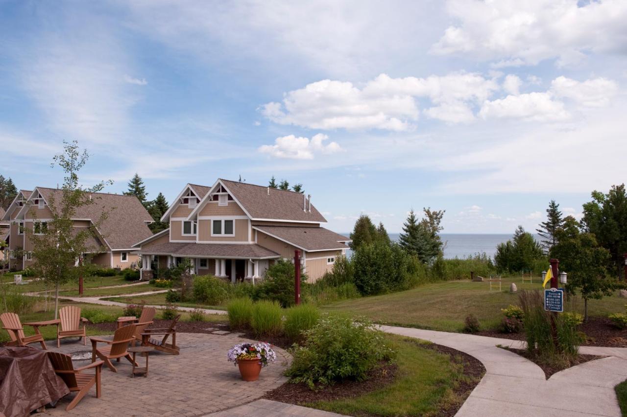Larsmont Cottages Ту Харбърс Екстериор снимка