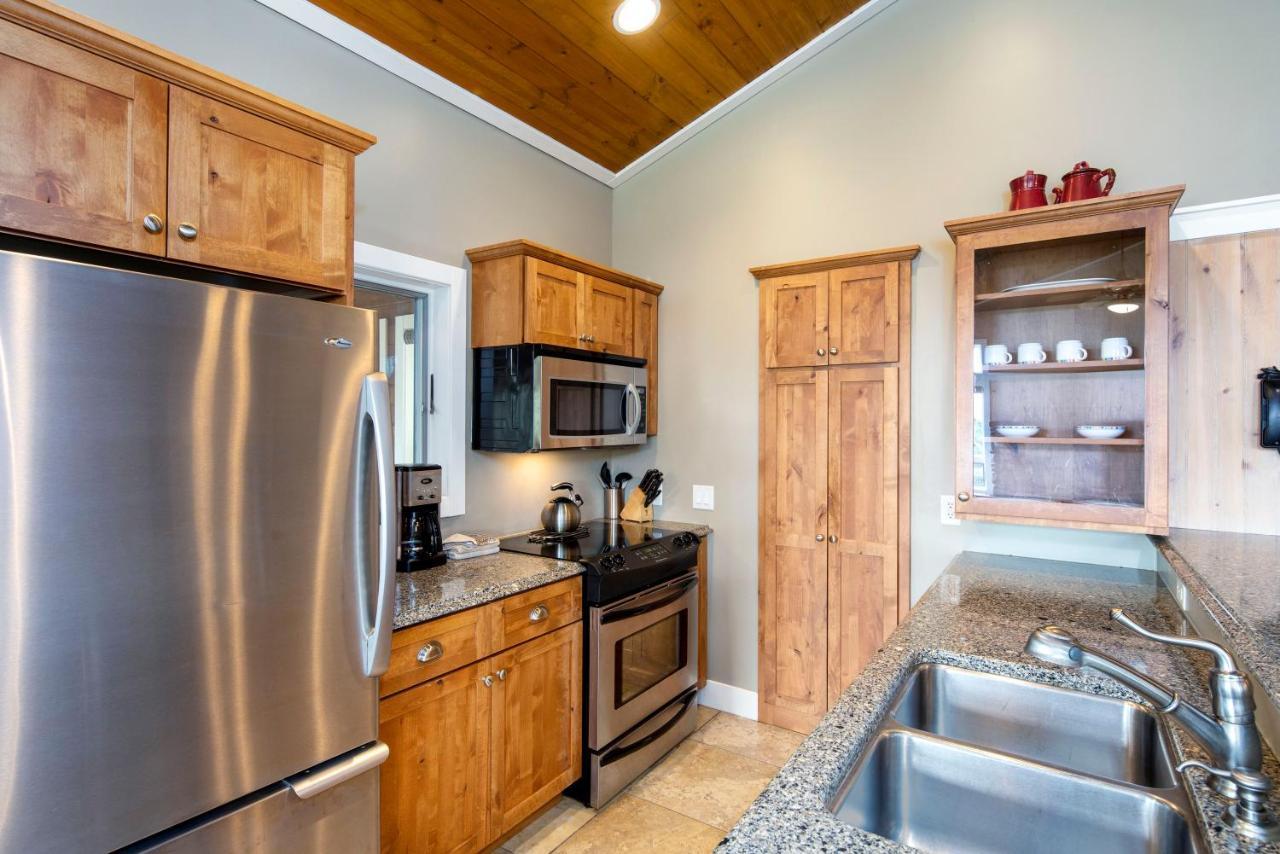 Larsmont Cottages Ту Харбърс Екстериор снимка